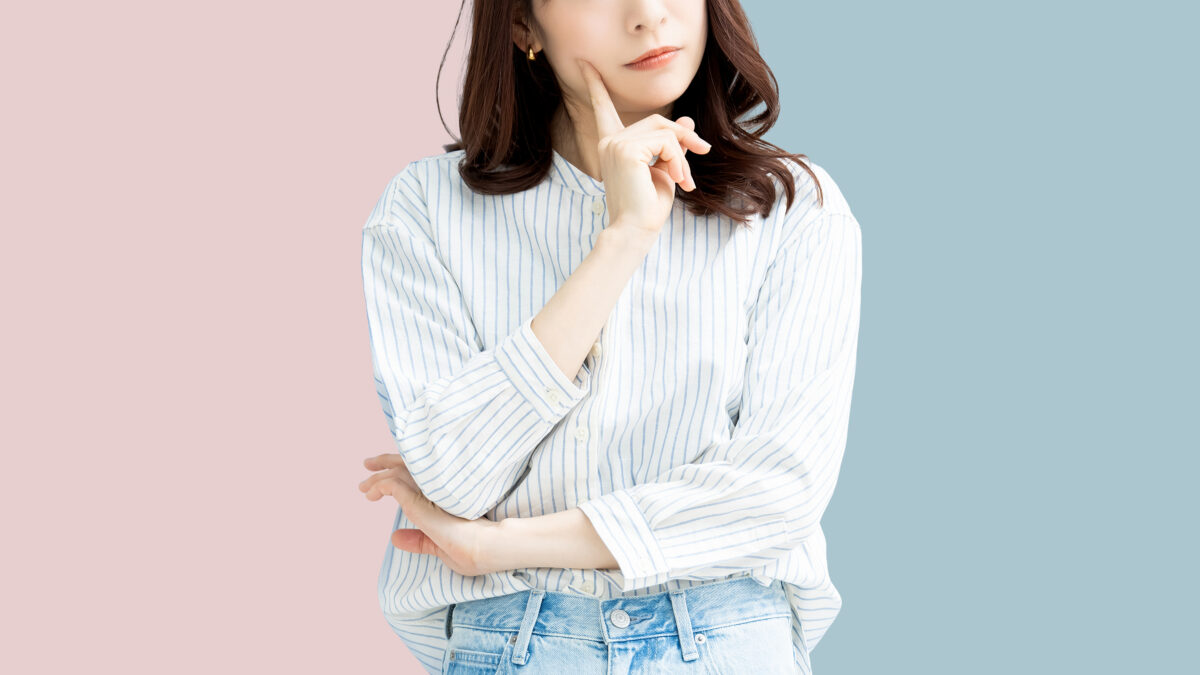 2択で悩んでいる女性